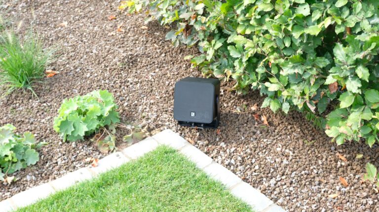 AUDAC VIRO5-luidspreker in een plantvak in de tuin van een privéwoning te Voorde
