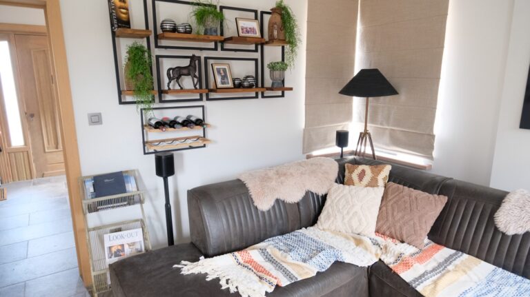 Zithoek met SONOS-luidspreker op standaard in een privéwoning te Voorde